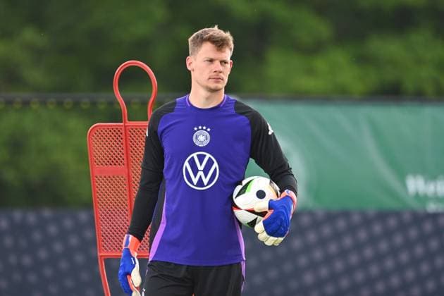 Torwart Alexander NUEBEL, Aktion,Einzelbild,angeschnittenes Einzelmotiv,Halbfigur,halbe Figur. Training im Golf Resort Weimarer Land,Trainingsplatz. Deutsche Fussball Nationalmannschaft,Fussball Trainingslager in Blankenhain Thueringen am 27.05.2024,