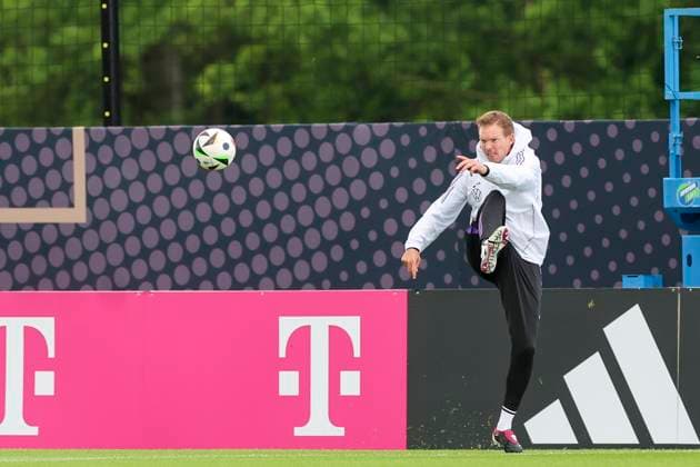 Bundestrainer Julian Nagelsmann kontrolliert den Ball, Training der deutschen Nationalmannschaft in Blankenhain, Deutschland.
