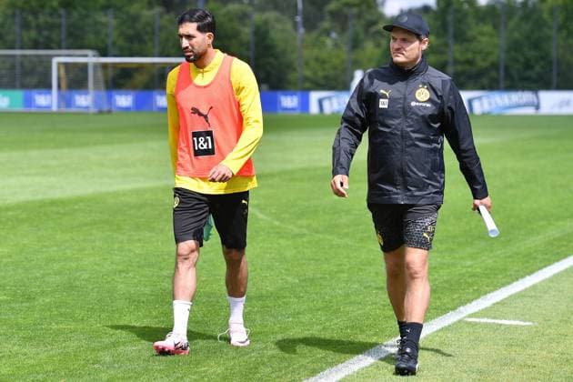 Fußball 1. Bundesliga Training Borussia Dortmund am 28.05.2024 auf dem Trainingsgelände Hohenbuschei in Dortmund Emre Can ( Dortmund ), links - Edin Terzic ( Trainer Cheftrainer Dortmund ), rechts