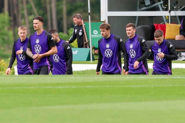 Chris Fuehrig, Robin Koch, Deniz Undav, Thomas Mueller, Pascal Gross und Brajan Gruda betreten den Platz, Training der deutschen Nationalmannschaft in Blankenhain, Deutschland.