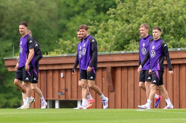 Robin Koch, Deniz Undav, Thomas Mueller, Maximilian Beier und Brajan Gruda betreten den Platz, Training der deutschen Nationalmannschaft in Blankenhain, Deutschland.