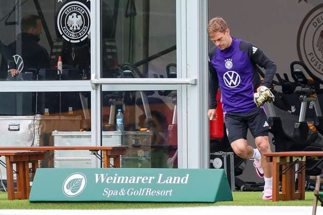 Joshua Kimmich betritt den Platz, Training der deutschen Nationalmannschaft in Blankenhain, Deutschland.