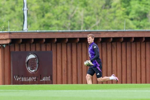 Joshua Kimmich betritt den Platz, Training der deutschen Nationalmannschaft in Blankenhain, Deutschland.