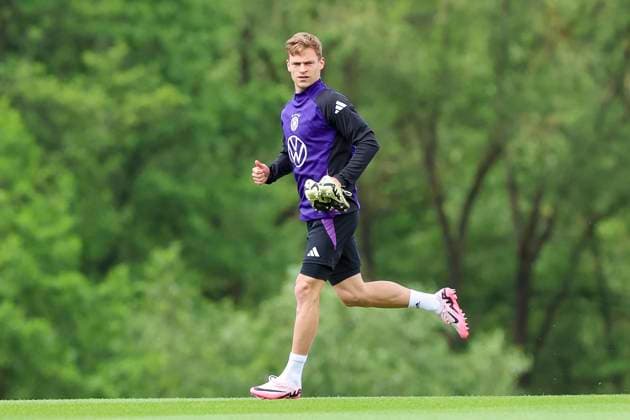Joshua Kimmich betritt den Platz, Training der deutschen Nationalmannschaft in Blankenhain, Deutschland.