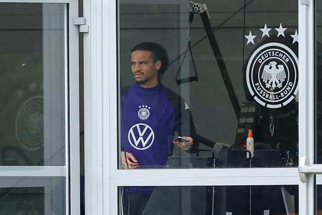 Leroy Sane beobachtet das Training aus dem Zelt, Training der deutschen Nationalmannschaft in Blankenhain, Deutschland.