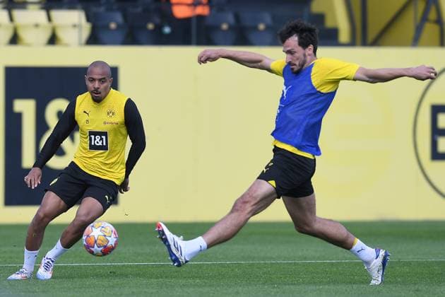 Fußball 1. Bundesliga Training Borussia Dortmund am 28.05.2024 auf dem Trainingsgelände Hohenbuschei in Dortmund Donyell Malen ( Dortmund ), links - Mats Hummels ( Dortmund ), rechts