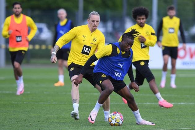 Fußball 1. Bundesliga Training Borussia Dortmund am 28.05.2024 auf dem Trainingsgelände Hohenbuschei in Dortmund Jamie Jermaine Bynoe-Gittens ( Dortmund ), vorne - Marius Wolf ( Dortmund ), hinten