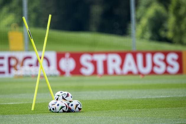 DFB Trainingslager Training; 28.05.2024 Symbolfoto UEFA EURO, EM, Europameisterschaft,Fussball 2024 Spielball Fussballliebe im Stapel vor Stangen DFB Trainingslager Training; Blankenhain, Golf&Spa Resort Weimarer Land am 28.05.2024 Copyright: xBEAUTIFULxSPORTS Wunderlx