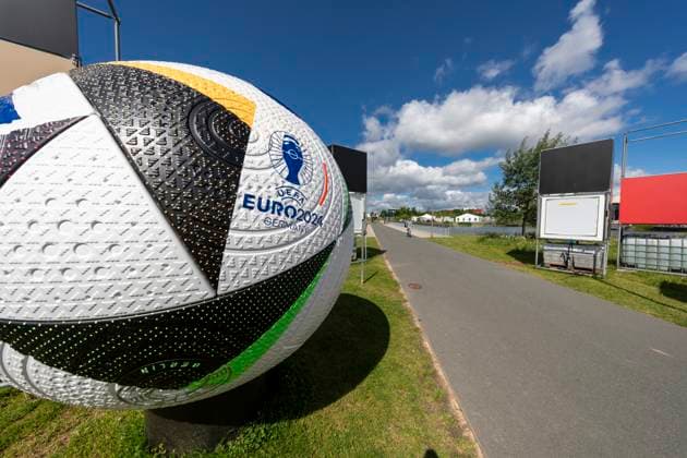 Reportage 28.05.2024 adidas in Herzogenaurach bereitet sich auf die Ankunft der Männer Nationalmannschaft vor Überall in der World Of Sports begrüßt der offizielle Spielball Fussballliebe die Besucher Herzogenaurach Bayern Deutschland