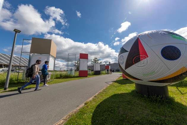 Reportage 28.05.2024 adidas in Herzogenaurach bereitet sich auf die Ankunft der Männer Nationalmannschaft vor Überall in der World Of Sports begrüßt der offizielle Spielball Fussballliebe die Besucher Herzogenaurach Bayern Deutschland