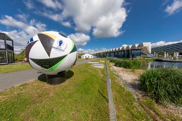 Reportage 28.05.2024 adidas in Herzogenaurach bereitet sich auf die Ankunft der Männer Nationalmannschaft vor Überall in der World Of Sports begrüßt der offizielle Spielball Fussballliebe die Besucher Herzogenaurach Bayern Deutschland