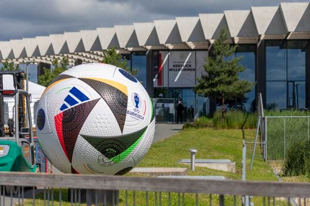 Reportage 28.05.2024 adidas in Herzogenaurach bereitet sich auf die Ankunft der Männer Nationalmannschaft vor Überall in der World Of Sports begrüßt der offizielle Spielball Fussballliebe die Besucher Herzogenaurach Bayern Deutschland