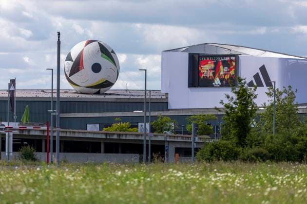 Reportage 28.05.2024 adidas in Herzogenaurach bereitet sich auf die Ankunft der Männer Nationalmannschaft vor Fussballliebe und eine große LED lädt die Fans zum Begrüßungsfest der Nationalmannschaft am Freitag den 31. Mai nach Herzogenaurach Herzogenaurach Bayern Deutschland
