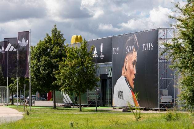 Reportage 28.05.2024 adidas in Herzogenaurach bereitet sich auf die Ankunft der Männer Nationalmannschaft vor Der Brand Store ganz im Zeichen des Fussballs und Florian Wirtz von Bayer Leverkusen Herzogenaurach Bayern Deutschland
