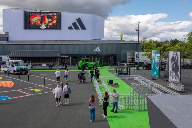 Reportage 28.05.2024 adidas in Herzogenaurach bereitet sich auf die Ankunft der Männer Nationalmannschaft vor Die Vorbereitungsarbeiten zum Fanfest zur Begrüßung der Nationalmannschaft am Markenshop Werksverkauf Herzogenaurach Bayern Deutschland