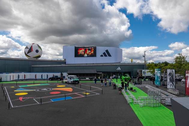 Sport Bilder des Tages Reportage 28.05.2024 adidas in Herzogenaurach bereitet sich auf die Ankunft der Männer Nationalmannschaft vor Die Vorbereitungsarbeiten zum Fanfest zur Begrüßung der Nationalmannschaft am Markenshop Werksverkauf Herzogenaurach Bayern Deutschland