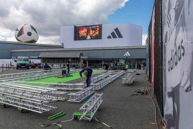 Reportage 28.05.2024 adidas in Herzogenaurach bereitet sich auf die Ankunft der Männer Nationalmannschaft vor Bühnenaufbau vor dem adidas Werksverkauf Herzogenaurach Bayern Deutschland