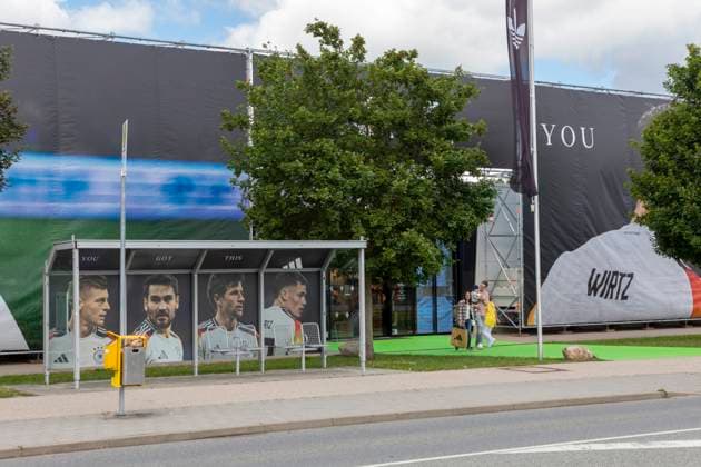 Reportage 28.05.2024 adidas in Herzogenaurach bereitet sich auf die Ankunft der Männer Nationalmannschaft vor Auch die Bushaltestelle vor dem Brand shop wird von Nationalspielern belegt Herzogenaurach Bayern Deutschland