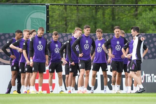 Mannschaft beim Training bekommt Anweisungen von Niklas Dietrich - Blankenhain 28.05.2024: Trainingslager der Deutschen Nationalmannschaft zur EM-Vorbereitung, Golf Resort Weimarer Land