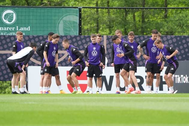 Mannschaft beim Training bekommt Anweisungen von Niklas Dietrich - Blankenhain 28.05.2024: Trainingslager der Deutschen Nationalmannschaft zur EM-Vorbereitung, Golf Resort Weimarer Land