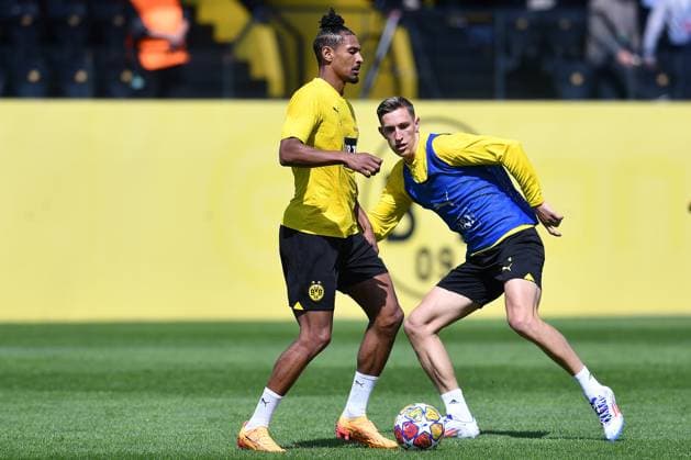 Fußball 1. Bundesliga Training Borussia Dortmund am 28.05.2024 auf dem Trainingsgelände Hohenbuschei in Dortmund Sebastien Haller ( Dortmund ), links - Nico Schlotterbeck ( Dortmund ), rechts