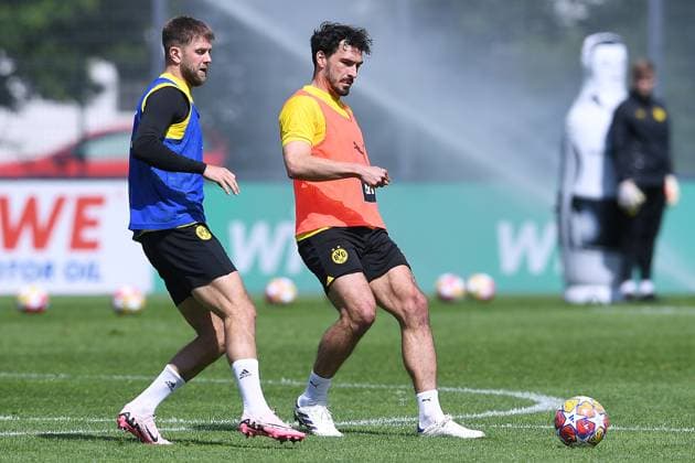 Fußball 1. Bundesliga Training Borussia Dortmund am 28.05.2024 auf dem Trainingsgelände Hohenbuschei in Dortmund Niclas Füllkrug ( Dortmund ), links - Mats Hummels ( Dortmund ), rechts