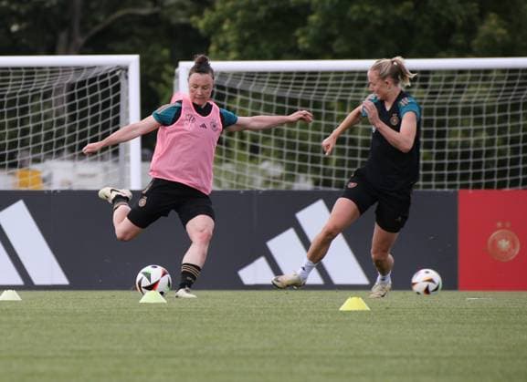 28.05.2024, xgrfx, Fussball DFB Medientermine, DFB Frauen-Nationalmannschaft - Training emspor, v.l. Marina Hegering, Lea Schüller (Deutsche Frauennationalmannschaft) (DFL DFB REGULATIONS PROHIBIT ANY USE OF PHOTOGRAPHS as IMAGE SEQUENCES and or QUASI-VIDEO) Frankfurt am Main