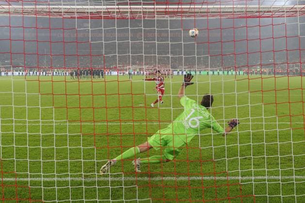 Relegation - Fortuna Düsseldorf - VfL Bochum am 27.05.2024 in der Merkur Spiel Arena in Düsseldorf Takashi Uchino (Duesseldorf 2) verschiesst den entscheidenden Elfmeter gegen Torwart Andreas Luthe (Bochum 16)