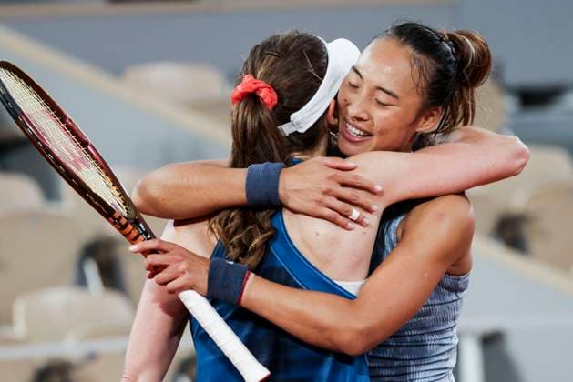 TENNIS - French Open 2024 PARIS,FRANCE,28.MAY.24 - TENNIS - WTA, Tennis Damen Tour, French Open, Roland Garros, Grand Slam. Image shows Alize Cornet (FRA) and Qinwen Zheng (CHN).  GEPAxpictures xPatrickxSteiner