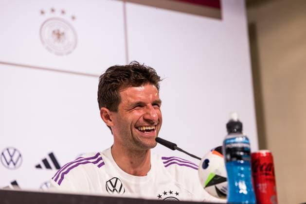 DFB Trainingslager Pressekonferenz; 28.05.2024 Thomas Müller (Deutschland) lacht DFB Trainingslager Pressekonferenz; Blankenhain, Golf&Spa Resort Weimarer Land am 28.05.2024 Copyright: xBEAUTIFULxSPORTS Wunderlx