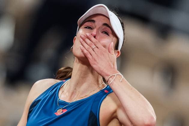 Sport Bilder des Tages 2024 French Open - Day 3 Alize Cornet is reacting during a ceremony for her last tournament of her professional career. The ceremony is being held after her loss against Zheng Qinwen in the Women s Singles first round match on Day Three of the 2024 French Open at Roland Garros in Paris, France, on May 28, 2024 Paris France  Copyright: xIbrahimxEzzatx originalFilename:ezzat-notitle240528_npRPU.jpg