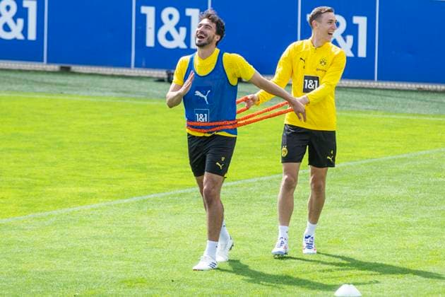 Training Borussia Dortmund, 28.05.2024 Mats Hummels (Borussia Dortmund, 15) und Nico Schlotterbeck (Borussia Dortmund, 4) lachen. Trainingseinheit von Borussia Dortmund am 28.05.2024 vor dem UEFA Championsleague Finale gegen Real Madrid, Trainingsgelände Hohenbuschei, Dortmund DFL regulations prohibit any use of photographs as image sequences and or quasi-video Copyright: xBEAUTIFULxSPORTS Meuselx