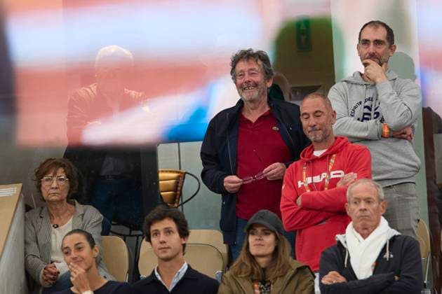 AlizÃ Cornet annonce la fin de sa carriere apres avoir Ã tÃ battue au premier tour des Internationaux de France de tennis de Roland Garros 2024 Ã Paris Patricia Cornet (mere d AlizÃ Cornet), Caroline Garcia, son compagnon Borja Duran, Francis Cornet (pere d AlizÃ Cornet) et SÃ bastien Cornet (frere d AlizÃ Cornet) - La joueuse de tennis francaise AlizÃ Cornet annonce la fin de sa carriere apres avoir Ã tÃ battue au premier tour des Internationaux de France de tennis de Roland Garros 2024 Ã Paris, France, le 28 mai 2024. Jacovides-Moreau Bestimage French tennis player AlizÃ Cornet announces the end of her career after being defeated in the first round of the 2024 Roland Garros French Open tennis tournament in Paris, France, on May 28, 2024. Paris France  Copyright: xJACOVIDES-MOREAUx xBESTIMAGExJACOVIDES-MOREAUx xBESTIMAGEx