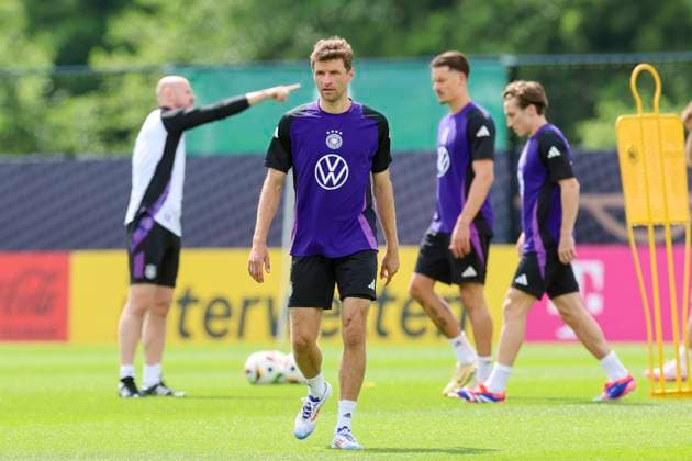 Thomas Mueller schaut, Oeffentliches Training Tag 2, Trainingslager der deutschen Natiionalmannschaft, Ernst-Abbe-Sportfeld, 28.05.2024, Jena, Deutschland.