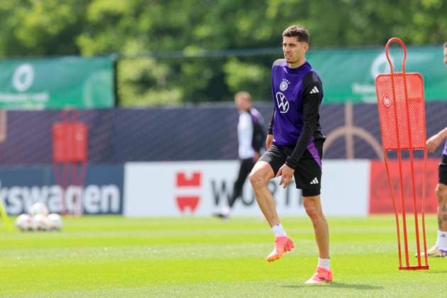 Kai Havertz schaut, Oeffentliches Training Tag 2, Trainingslager der deutschen Natiionalmannschaft, Ernst-Abbe-Sportfeld, 28.05.2024, Jena, Deutschland.