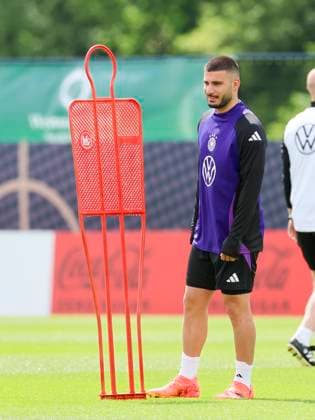 Deniz Undav schaut, Oeffentliches Training Tag 2, Trainingslager der deutschen Natiionalmannschaft, Ernst-Abbe-Sportfeld, 28.05.2024, Jena, Deutschland.