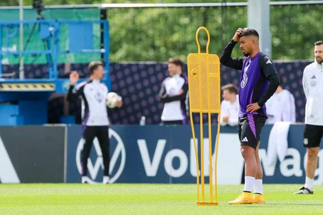 Benjamin Henrichs schaut enttaeuscht, Oeffentliches Training Tag 2, Trainingslager der deutschen Natiionalmannschaft, Ernst-Abbe-Sportfeld, 28.05.2024, Jena, Deutschland.