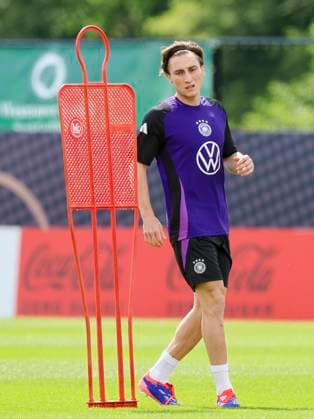 Rocco Reitz schaut, Oeffentliches Training Tag 2, Trainingslager der deutschen Natiionalmannschaft, Ernst-Abbe-Sportfeld, 28.05.2024, Jena, Deutschland.