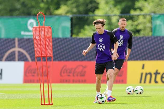 Rocco Reitz kontrolliert den Ball, Oeffentliches Training Tag 2, Trainingslager der deutschen Natiionalmannschaft, Ernst-Abbe-Sportfeld, 28.05.2024, Jena, Deutschland.