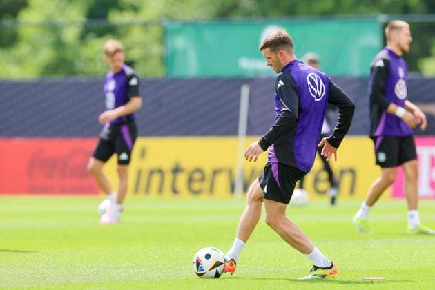 Pascal Gross kontrolliert den Ball, Oeffentliches Training Tag 2, Trainingslager der deutschen Natiionalmannschaft, Ernst-Abbe-Sportfeld, 28.05.2024, Jena, Deutschland.