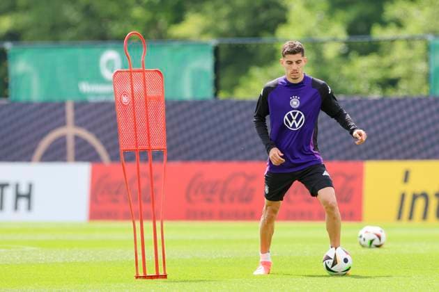Kai Havertz kontrolliert den Ball, Oeffentliches Training Tag 2, Trainingslager der deutschen Natiionalmannschaft, Ernst-Abbe-Sportfeld, 28.05.2024, Jena, Deutschland.