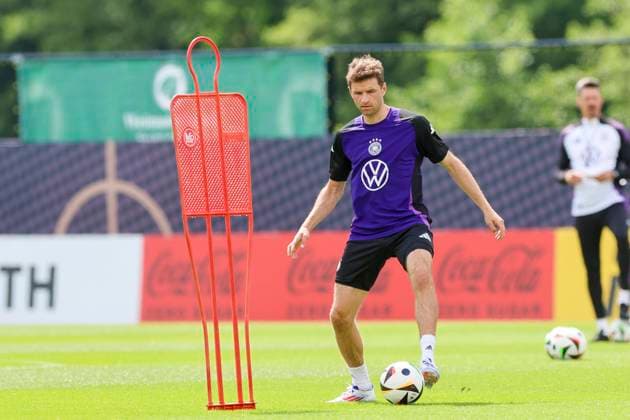 Sport Bilder des Tages Thomas Mueller kontrolliert den Ball, Oeffentliches Training Tag 2, Trainingslager der deutschen Natiionalmannschaft, Ernst-Abbe-Sportfeld, 28.05.2024, Jena, Deutschland.