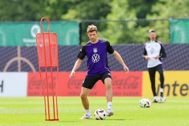 Thomas Mueller kontrolliert den Ball, Oeffentliches Training Tag 2, Trainingslager der deutschen Natiionalmannschaft, Ernst-Abbe-Sportfeld, 28.05.2024, Jena, Deutschland.