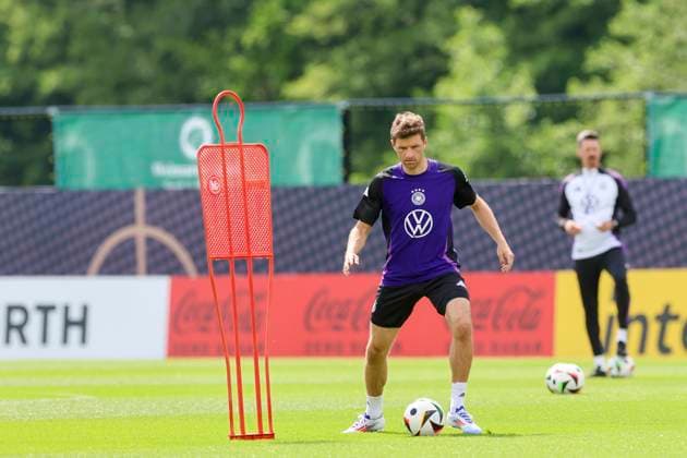 Thomas Mueller kontrolliert den Ball, Oeffentliches Training Tag 2, Trainingslager der deutschen Natiionalmannschaft, Ernst-Abbe-Sportfeld, 28.05.2024, Jena, Deutschland.