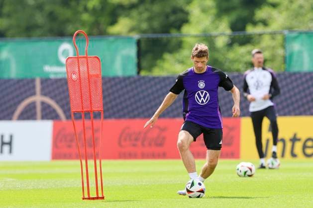 Thomas Mueller kontrolliert den Ball, Oeffentliches Training Tag 2, Trainingslager der deutschen Natiionalmannschaft, Ernst-Abbe-Sportfeld, 28.05.2024, Jena, Deutschland.