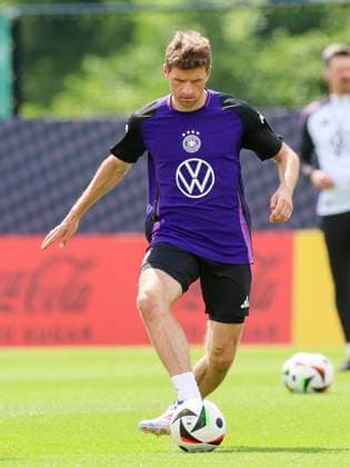 Thomas Mueller kontrolliert den Ball, Oeffentliches Training Tag 2, Trainingslager der deutschen Natiionalmannschaft, Ernst-Abbe-Sportfeld, 28.05.2024, Jena, Deutschland.