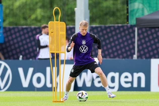 Chris Fuehrich kontrolliert den Ball, Oeffentliches Training Tag 2, Trainingslager der deutschen Natiionalmannschaft, Ernst-Abbe-Sportfeld, 28.05.2024, Jena, Deutschland.