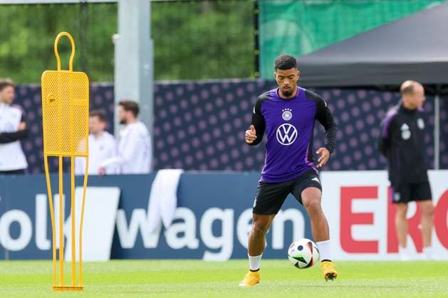 Benjamin Henrichs kontrolliert den Ball, Oeffentliches Training Tag 2, Trainingslager der deutschen Natiionalmannschaft, Ernst-Abbe-Sportfeld, 28.05.2024, Jena, Deutschland.