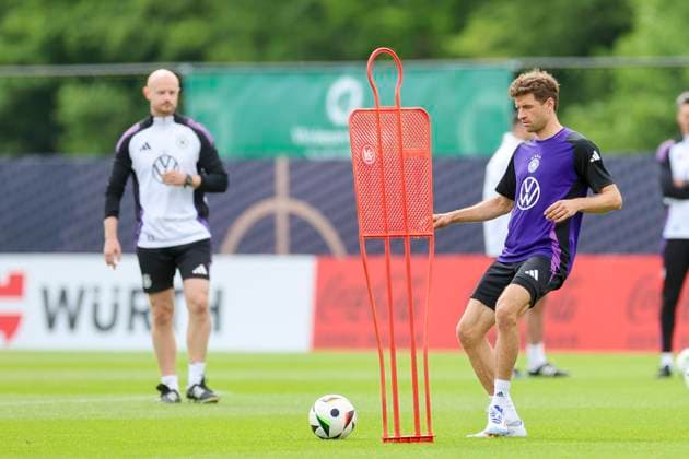Thomas Mueller kontrolliert den Ball, Oeffentliches Training Tag 2, Trainingslager der deutschen Natiionalmannschaft, Ernst-Abbe-Sportfeld, 28.05.2024, Jena, Deutschland.