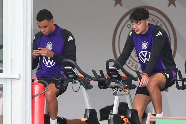 Jamal Musiala und Aleksandar Pavlovic sitzen im Zelt auf dem Fahrrad, Oeffentliches Training Tag 2, Trainingslager der deutschen Natiionalmannschaft, Ernst-Abbe-Sportfeld, 28.05.2024, Jena, Deutschland.